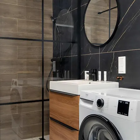 Elegant In For Remote Work With Parking And Balcony By Renters 아파트